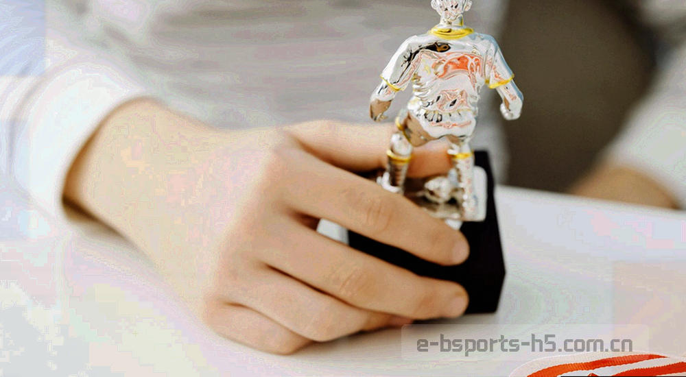 桌面显示器与手机同时显示BSPORTS平台界面，中间有箭头连接